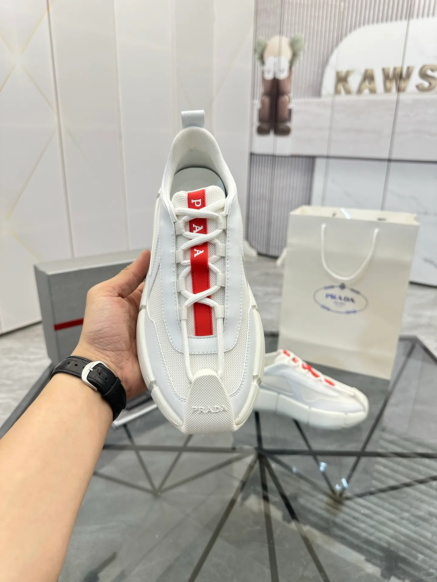 Men's shoes: 💰P540¥ High-end top quality Product trademark: Prada *"Prada*" low-top casual shoes Regular size: 38-45 (can be customized to 46) Product materials: imported first-layer cowhide leather splicing breathable mesh upper, breathable lining, cowhide foot pads, original ultra-light foam outsole. No.: 001